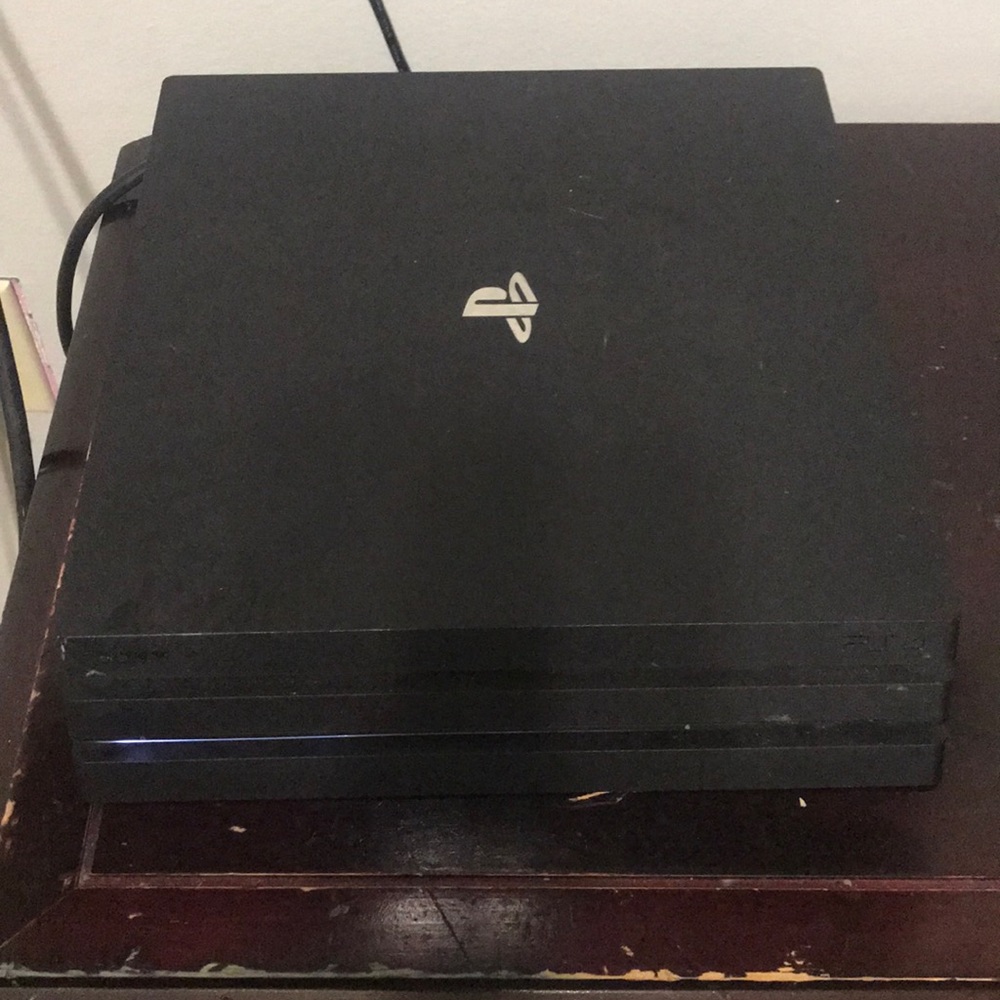 *PS4 PRO CONSOLE* (*2* CONTROLLERS *6* GAMES)